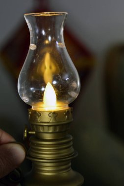 Arapça 'da Ramazan Kareem' in bulanık arkaplanlı gaz lambalarının seçici odak noktası (Ramazan Cömerttir). İslami Mısır feneri, Ramazan hazırlıkları.