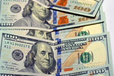 100 dolarlık portre, yüz Amerikan doları özgeçmiş, seçici odak, Birleşik Devletler doları banknot, Benjamin Franklin 'in portresiyle Amerikan para birimi geçmişi, Amerika Birleşik Devletleri başkanı, bir yığın Amerikan doları.