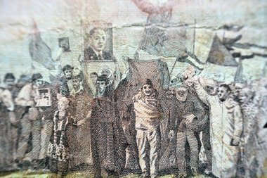 The Green March 'ın İspanyol Sahrası' ndaki görüntüsü Ekim 1975 ve Çöl, 1987 'de El-Maghrib Bankası tarafından çıkarılan 100 Fas Dirhem banknotunun tersinden yükseldi.