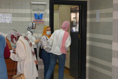 bir üniversite öğrencisi, Mısır üniversitelerinde aşı aşısı olur, akademik yıl boyunca personel olur, Mısırlı öğrencilerin koronavirüs aşısı olur.