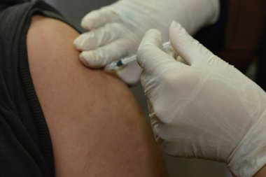 Kahire, Mısır. Eylül 12021: Tıbbi personel bir insana koronavirüs aşısı enjekte ediyor, COVID-2019 salgınına karşı virüs koruması, covid-19 salgınına karşı Coronavirus aşısı.