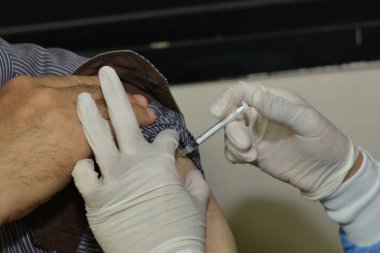 Kahire, Mısır. Eylül 12021: Tıbbi personel bir insana koronavirüs aşısı enjekte ediyor, COVID-2019 salgınına karşı virüs koruması, covid-19 salgınına karşı Coronavirus aşısı.
