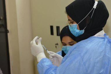 Kahire, Mısır. Eylül 12021: Sağlık personeli Coronavirus aşısı hazırlıyor, COVID-2019 'a karşı virüs koruması, salgın hastalığa karşı aşı, covid-19 salgınına karşı Coronavirus aşısı,