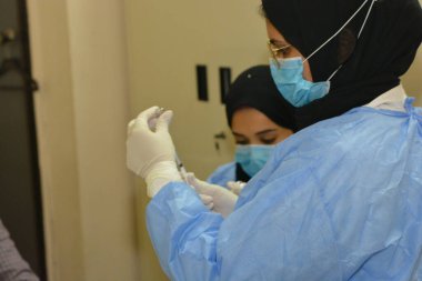 Kahire, Mısır. Eylül 12021: Sağlık personeli Coronavirus aşısı hazırlıyor, COVID-2019 'a karşı virüs koruması, salgın hastalığa karşı aşı, covid-19 salgınına karşı Coronavirus aşısı,