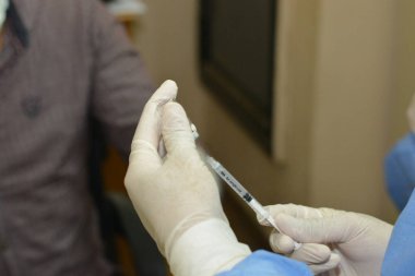 Kahire, Mısır. Eylül 12021: Sağlık personeli Coronavirus aşısı hazırlıyor, COVID-2019 'a karşı virüs koruması, salgın hastalığa karşı aşı, covid-19 salgınına karşı Coronavirus aşısı,