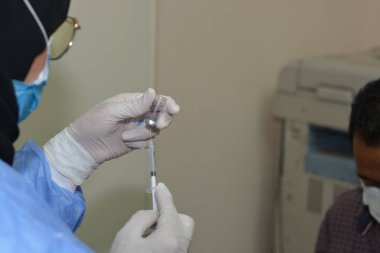 Kahire, Mısır. Eylül 12021: Sağlık personeli Coronavirus aşısı hazırlıyor, COVID-2019 'a karşı virüs koruması, salgın hastalığa karşı aşı, covid-19 salgınına karşı Coronavirus aşısı,