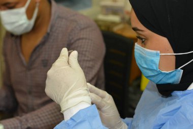 Kahire, Mısır. Eylül 12021: Sağlık personeli Coronavirus aşısı hazırlıyor, COVID-2019 'a karşı virüs koruması, salgın hastalığa karşı aşı, covid-19 salgınına karşı Coronavirus aşısı,