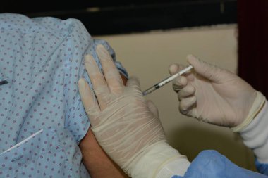 Kahire, Mısır. Eylül 12021: Tıbbi personel bir insana koronavirüs aşısı enjekte ediyor, COVID-2019 salgınına karşı virüs koruması, covid-19 salgınına karşı Coronavirus aşısı.