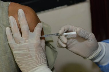 Kahire, Mısır. Eylül 12021: Tıbbi personel bir insana koronavirüs aşısı enjekte ediyor, COVID-2019 salgınına karşı virüs koruması, covid-19 salgınına karşı Coronavirus aşısı.
