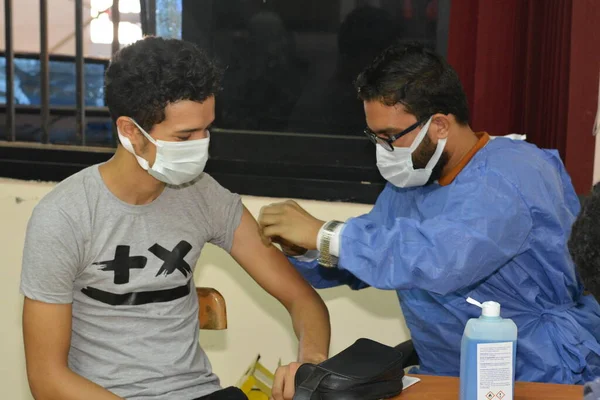 Étudiant Universitaire Reçoit Vaccin Covid Pendant Que Les Universités Égyptiennes — Photo