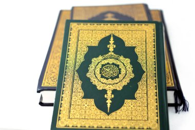 Kur 'an-ı Kerim, Müslümanların Allah tarafından indirilmiş, beyaz zemin üzerinde izole edilmiş, yüce Kur' an 'dır.
