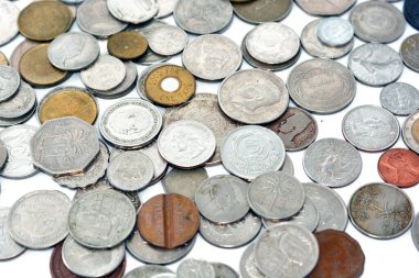Birçok ülkeden gelen çeşitli paraların arkaplanı ve beyaz arka planda izole edilmiş farklı değerler, eski paraların seçici odak noktası birden fazla ülkeden gelen eski paralar ve farklı zamanlar.