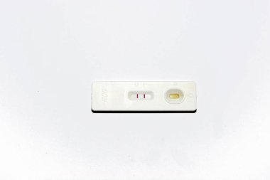 Pozitif bir hamilelik HCG testi, İnsan Koryonik Gonadotropin testi, Hızlı idrar testi test kaseti. Yakın çekim görüntüsü kullan.