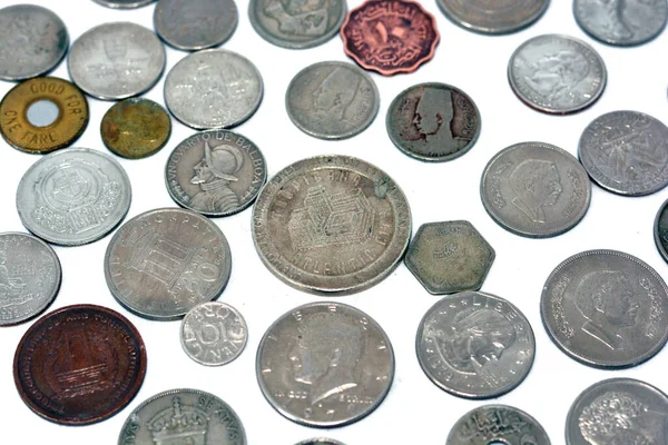 Фон Різних Монет Багатьох Країн Різних Цінностей Ізольовані Білому Тлі — стокове фото