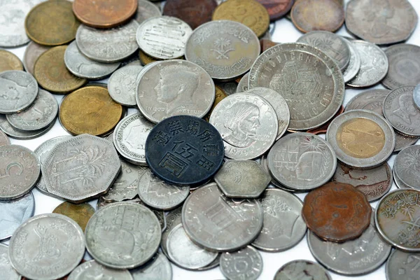 Bakgrund Olika Mynt Från Många Länder Och Olika Värden Isolerade — Stockfoto