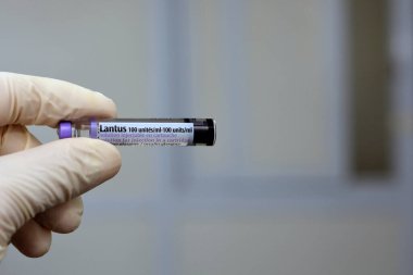 Lantus (insülin glargine enjeksiyonu) Sanofi Aventis çok uluslu şirketi tarafından hem tip 1 hem de tip 2 diyabet mellitus tedavisinde 100 ünite fişek gösterilir.