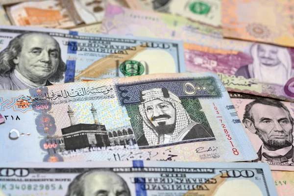 100美元和5美元与500沙特阿拉伯里亚尔和5沙特阿拉伯里亚尔的沙特阿拉伯里亚尔钞票 沙特阿拉伯货币和美元汇率 — 图库照片