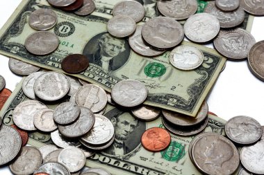 Eski Amerikan para banknotları ve sikkeleri farklı banknotlar ve paralar ve farklı değerler, 1 sentten 1 dolara kadar bozuk paralar, antika, eski Amerikan doları izole edilmiş.