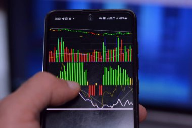 akıllı bir telefon ve dizüstü bilgisayar üzerinden çalışan bir iş adamı, istatistik stoku pazarlama iş grafiği, çevrimiçi ve iş dünyası konsepti ile finans sektörü stratejisi katmanı etkisi