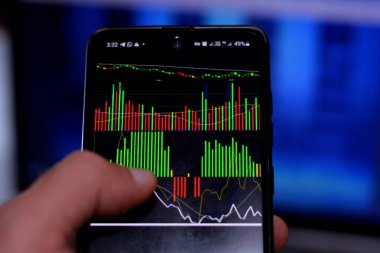 akıllı bir telefon ve dizüstü bilgisayar üzerinden çalışan bir iş adamı, istatistik stoku pazarlama iş grafiği, çevrimiçi ve iş dünyası konsepti ile finans sektörü stratejisi katmanı etkisi