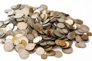 Birçok ülkeden gelen çeşitli madeni paraların arka planı ve farklı değerler, antika retro, eski paraların seçici odak noktası birden fazla ülkeden ve farklı zamanlardan gelen paralar, dünyanın dört bir yanından gelen eski paralar.