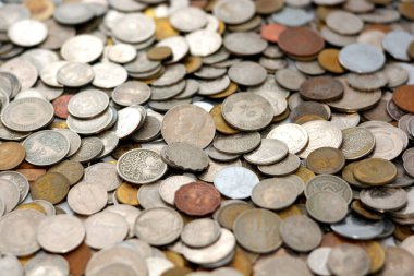 Birçok ülkeden gelen çeşitli madeni paraların arka planı ve farklı değerler, antika retro, eski paraların seçici odak noktası birden fazla ülkeden ve farklı zamanlardan gelen paralar, dünyanın dört bir yanından gelen eski paralar.