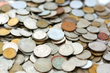 Birçok ülkeden gelen çeşitli madeni paraların arka planı ve farklı değerler, antika retro, eski paraların seçici odak noktası birden fazla ülkeden ve farklı zamanlardan gelen paralar, dünyanın dört bir yanından gelen eski paralar.