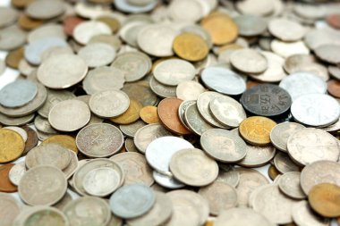 Birçok ülkeden gelen çeşitli madeni paraların arka planı ve farklı değerler, antika retro, eski paraların seçici odak noktası birden fazla ülkeden ve farklı zamanlardan gelen paralar, dünyanın dört bir yanından gelen eski paralar.