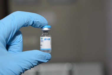 Sinopharm COVID-19 aşı şişesi şırıngaya doldurulmuş, Sars-Cov-2 aşısı etkin olmayan vero hücre, Sinopharm Çin 'e ait bir devlet şirketidir.