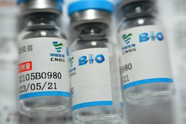 Sinopharm COVID-19 aşı şişesi şırıngaya doldurulmuş, Sars-Cov-2 aşısı etkin olmayan vero hücre, Sinopharm Çin 'e ait bir devlet şirketidir.