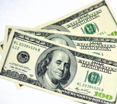 Yüzlerce dolarlık banknot serisi 2006 'da Başkan Benjamin Franklin' in portresi, Amerikan para banknotu, Amerika Birleşik Devletleri para birimi beyaz arka planda izole edildi