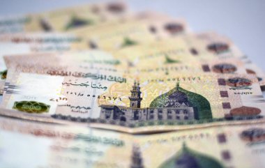 200 Mısırlı banknotun ters tarafında, ters tarafta Mısır 'daki Qani-Bay Kahire Camii' nin bir görüntüsü var. Ters tarafta Oturan Yazıcı 'nın bir görüntüsü var.