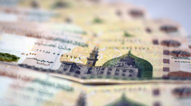 200 Mısırlı banknotun ters tarafında, ters tarafta Mısır 'daki Qani-Bay Kahire Camii' nin bir görüntüsü var. Ters tarafta Oturan Yazıcı 'nın bir görüntüsü var.