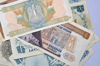 Seçici bir odak noktası olan eski Mısır para banknotları koleksiyonu, çeyrek pound, yarım Mısır sterlini ve bir pound. Mısır eski para birimi, antika antika, eski Mısır para banknotları