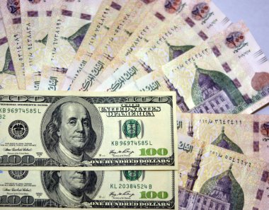 Mısır ulusal para birimi ve ABD dolar banknotları. Para banknotları. Mısır banknotlarının arka planı. Mısır parası ve Amerikan doları döviz kuru, 200 Mısır sterlini yığını ve 100 Amerikan doları.