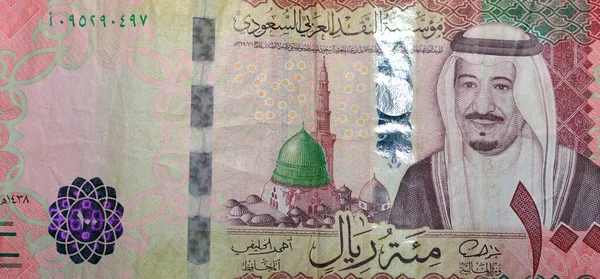 サウジアラビア100リヤル銀行券 サウジアラビア リヤルはサウジアラビアの通貨であります サウジアラビア王国の選択的焦点100リヤル現金お金 — ストック写真