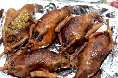 Mısır Hamam Mahşisi ya da doldurulmuş güvercin, Arap mutfağı, içi Freekeh ile dolu geleneksel Mısır dolgulu güvercin tabağı, çatlamış yeşil buğday taneleri, folyoda kavrulmuş doğu güvercinleri yemeği.