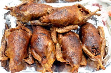 Mısır Hamam Mahşisi ya da doldurulmuş güvercin, Arap mutfağı, içi pirinç dolu geleneksel doldurulmuş Mısır güvercin yemeği, tek kullanımlık folyo tabakta servis edilir, seçici odaklı güvercin yemeği.