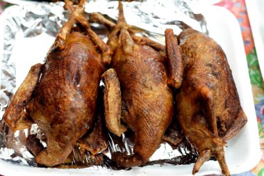 Mısır Hamam Mahşisi ya da doldurulmuş güvercin, Arap mutfağı, içi pirinç dolu geleneksel doldurulmuş Mısır güvercin yemeği, tek kullanımlık folyo tabakta servis edilir, seçici odaklı güvercin yemeği.