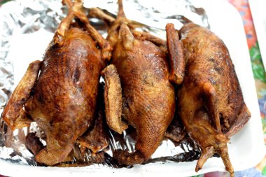 Mısır Hamam Mahşisi ya da doldurulmuş güvercin, Arap mutfağı, içi pirinç dolu geleneksel doldurulmuş Mısır güvercin yemeği, tek kullanımlık folyo tabakta servis edilir, seçici odaklı güvercin yemeği.