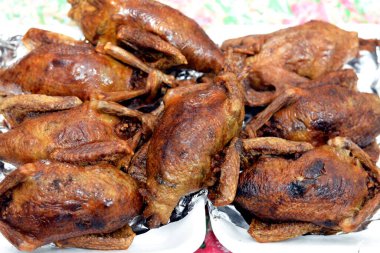 Mısır Hamam Mahşisi ya da doldurulmuş güvercin, Arap mutfağı, içi pirinç dolu geleneksel doldurulmuş Mısır güvercin yemeği, tek kullanımlık folyo tabakta servis edilir, seçici odaklı güvercin yemeği.