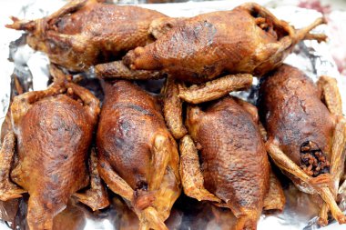 Mısır Hamam Mahşisi ya da doldurulmuş güvercin, Arap mutfağı, içi pirinç dolu geleneksel doldurulmuş Mısır güvercin yemeği, tek kullanımlık folyo tabakta servis edilir, seçici odaklı güvercin yemeği.