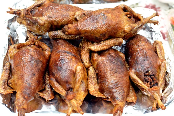 Mısır Hamam Mahşisi ya da doldurulmuş güvercin, Arap mutfağı, içi pirinç dolu geleneksel doldurulmuş Mısır güvercin yemeği, tek kullanımlık folyo tabakta servis edilir, seçici odaklı güvercin yemeği.