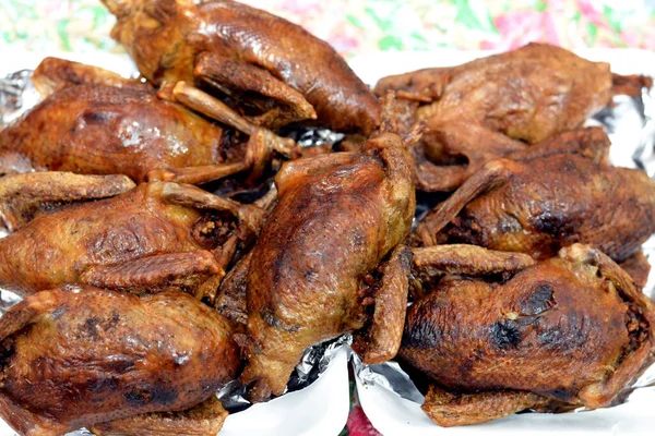 Mısır Hamam Mahşisi ya da doldurulmuş güvercin, Arap mutfağı, içi pirinç dolu geleneksel doldurulmuş Mısır güvercin yemeği, tek kullanımlık folyo tabakta servis edilir, seçici odaklı güvercin yemeği.