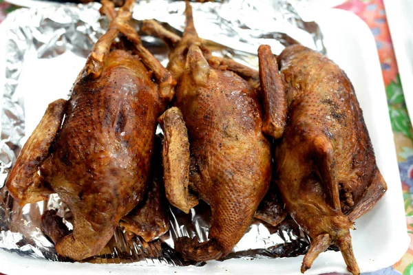 Mısır Hamam Mahşisi ya da doldurulmuş güvercin, Arap mutfağı, içi pirinç dolu geleneksel doldurulmuş Mısır güvercin yemeği, tek kullanımlık folyo tabakta servis edilir, seçici odaklı güvercin yemeği.