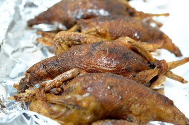 Mısır Hamam Mahşisi ya da dolgun güvercin, Arap mutfağı, pirinç ve Freekeh ile doldurulmuş geleneksel Mısır dolgulu güvercin tabağı, çatlamış yeşil buğday taneleri, doğu usulü kızarmış güvercin yemeği.