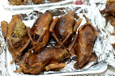 Mısır Hamam Mahşisi ya da dolgun güvercin, Arap mutfağı, pirinç ve Freekeh ile doldurulmuş geleneksel Mısır dolgulu güvercin tabağı, çatlamış yeşil buğday taneleri, doğu usulü kızarmış güvercin yemeği.