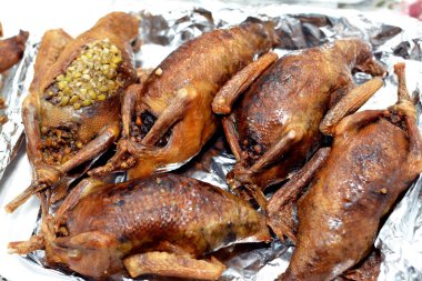 Mısır Hamam Mahşisi ya da dolgun güvercin, Arap mutfağı, pirinç ve Freekeh ile doldurulmuş geleneksel Mısır dolgulu güvercin tabağı, çatlamış yeşil buğday taneleri, doğu usulü kızarmış güvercin yemeği.