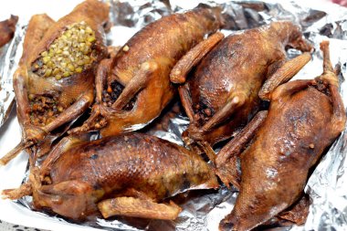 Mısır Hamam Mahşisi ya da dolgun güvercin, Arap mutfağı, pirinç ve Freekeh ile doldurulmuş geleneksel Mısır dolgulu güvercin tabağı, çatlamış yeşil buğday taneleri, doğu usulü kızarmış güvercin yemeği.