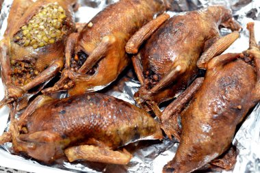 Mısır Hamam Mahşisi ya da dolgun güvercin, Arap mutfağı, pirinç ve Freekeh ile doldurulmuş geleneksel Mısır dolgulu güvercin tabağı, çatlamış yeşil buğday taneleri, doğu usulü kızarmış güvercin yemeği.